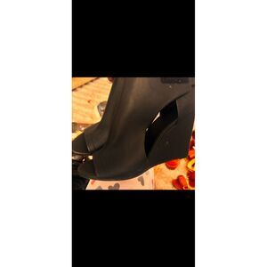 Vince Wedge Sandals Open Toe Black Leather Heels Made in Italy US 10M